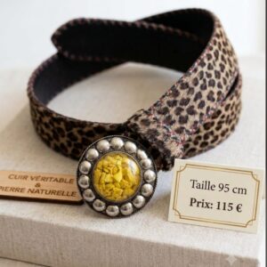 Ceinture femme en cuir véritable motif léopard avec boucle ronde en métal argenté et pierre naturelle jaune.