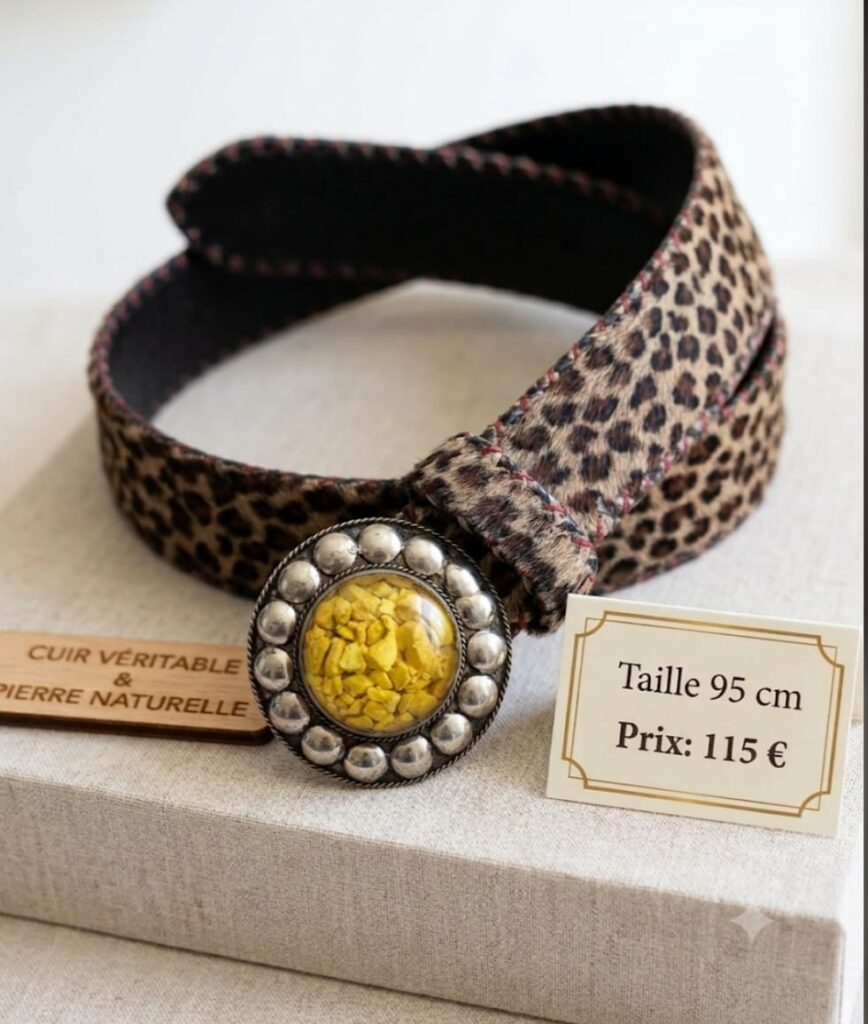 Ceinture femme en cuir véritable motif léopard avec boucle ronde en métal argenté et pierre naturelle jaune.